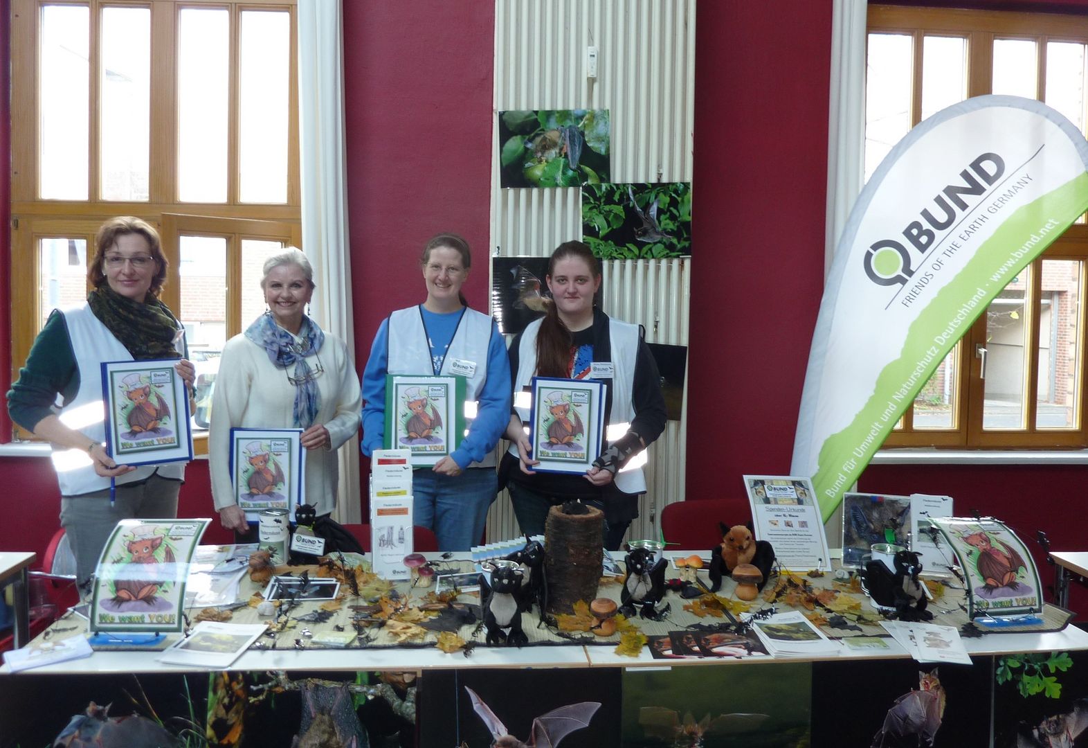 Das Foto zeigt vier Mitglieder der AG Fledermäuse des BUND Region Hannover am Infostand // The photo shows four members of the Bat Conservation Team Friends of the Earth Hannover Germany at an information boost
