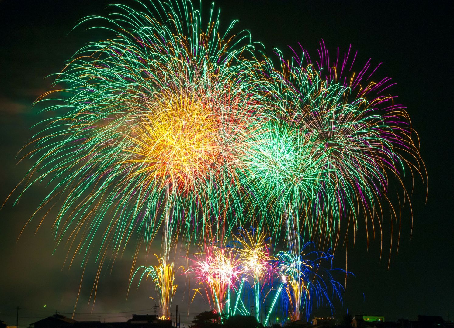 Das Foto zeigt ein buntes Feuerwerk // the photo shows a multicoloured fireworks
