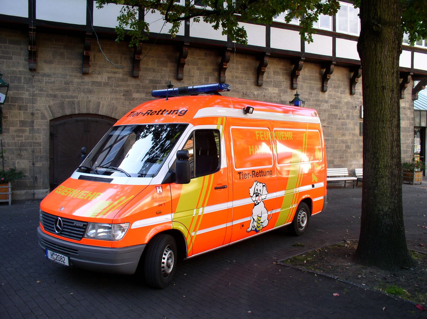 Das Foto zeigt den Tierrettungswagen der Berufsfeuerwehr Hannover