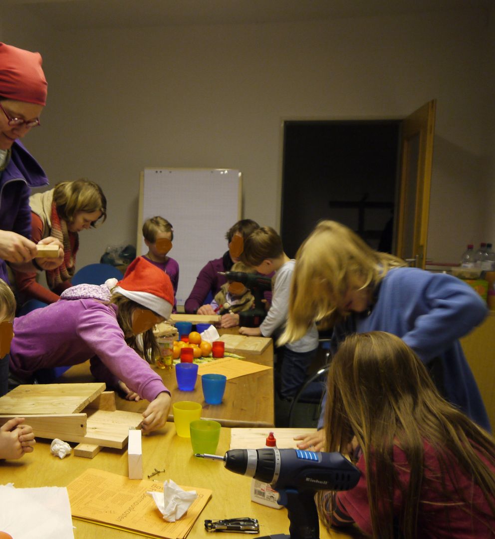 Das Foto zeigt Kinder, die Fledermauskästen beim BUND Region Hannover bauen // The photo shows children who are constructing bat boxes at Friends of the Earth Germany Hannover